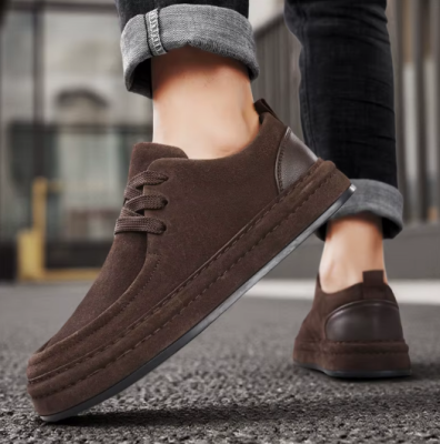 Brązowe męskie półbuty casualowe z eko-zamszu na grubej podeszwie z przeszyciem, sznurowane.