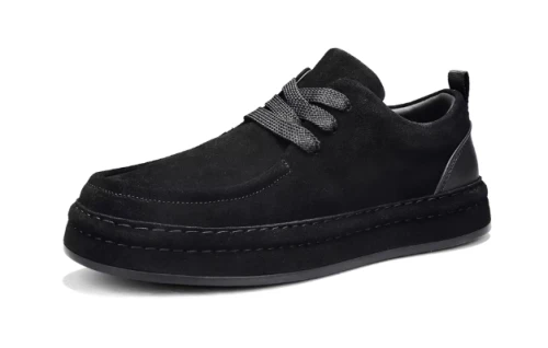 Czarne męskie buty z zamszu ekologicznego, casualowe, sznurowane, z pogrubioną podeszwą.