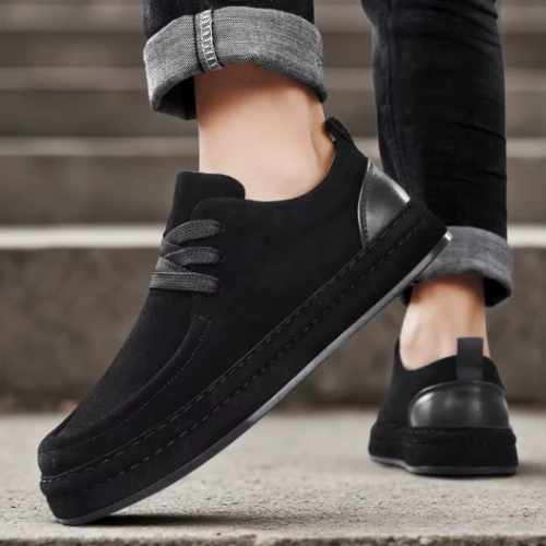 Czarne męskie buty z zamszu ekologicznego, casualowe, sznurowane, z pogrubioną podeszwą.