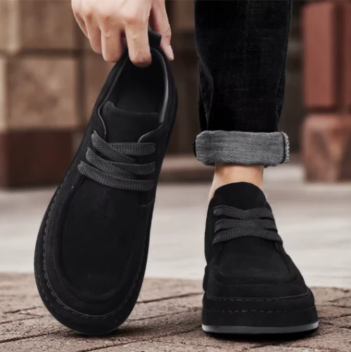 Czarne męskie buty z zamszu ekologicznego, casualowe, sznurowane, z pogrubioną podeszwą.