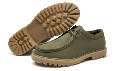 Zielone męskie półbuty ze skóry naturalnej na jasnej traktorowej podeszwie z widocznym sznurowaniem.