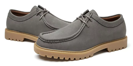 Szare męskie półbuty ze skóry naturalnej na jasnej traktorowej podeszwie z widocznym sznurowaniem.