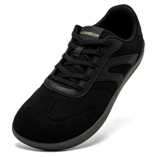 Lekkie buty typu barefoot w różnych wariantach kolorystycznych z szerokim noskiem i elastyczną podeszwą gumową.