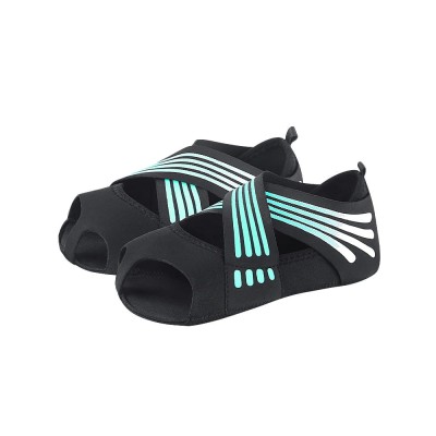 Damskie antypoślizgowe buty do jogi i pilatesu wykonane z czarnej Lycry oraz silikonową podeszwą.