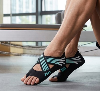 Damskie antypoślizgowe buty do jogi i pilatesu wykonane z czarnej Lycry oraz silikonową podeszwą.