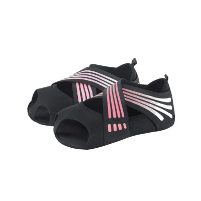 Damskie antypoślizgowe buty do jogi i pilatesu wykonane z czarnej Lycry oraz silikonową podeszwą.