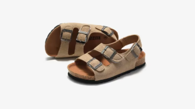 Dziecięce sandały profilowane na korkowej podeszwie z trzema regulowanymi paskami dostępne w różnych kolorach.