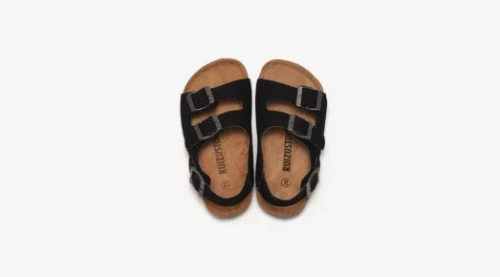 Dziecięce sandały profilowane na korkowej podeszwie z trzema regulowanymi paskami dostępne w różnych kolorach.