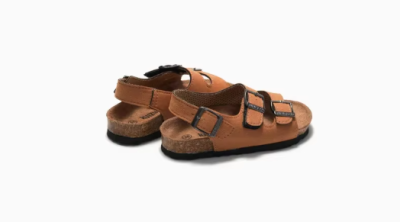 Dziecięce sandały profilowane na korkowej podeszwie z trzema regulowanymi paskami dostępne w różnych kolorach.