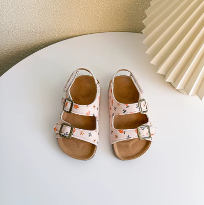 Dziecięce sandały profilowane na korkowej podeszwie z trzema regulowanymi paskami.