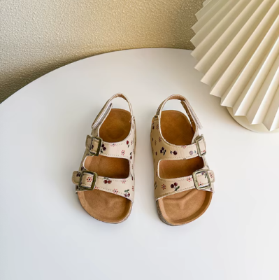 Dziecięce sandały profilowane na korkowej podeszwie z trzema regulowanymi paskami.