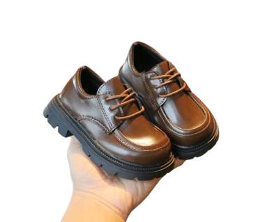 Eleganckie dziecięce półbuty ze skóry PU w kolorze brązowym i czarnym na solidnej podeszwie z bieżnikiem.