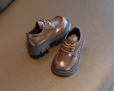 Eleganckie dziecięce półbuty ze skóry PU w kolorze brązowym i czarnym na solidnej podeszwie z bieżnikiem.