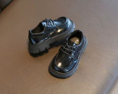 Eleganckie dziecięce półbuty ze skóry PU w kolorze brązowym i czarnym na solidnej podeszwie z bieżnikiem.