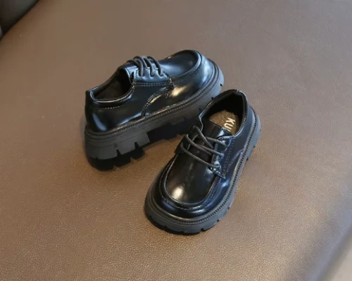 Eleganckie dziecięce półbuty ze skóry PU w kolorze brązowym i czarnym na solidnej podeszwie z bieżnikiem.