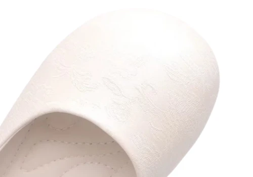 Eleganckie buty komunijne dla dziewczynek w kolorze białym, beżowym i różowym z ozdobnym paskiem wysadzanym perełkami.