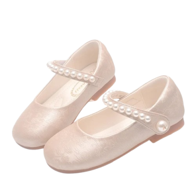 Eleganckie buty komunijne dla dziewczynek w kolorze białym, beżowym i różowym z ozdobnym paskiem wysadzanym perełkami.