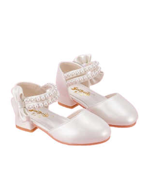 Białe perłowe pantofelki komunijne dla dziewczynki z ozdobnymi paskami z perełek oraz dużą kokardą na pięcie.