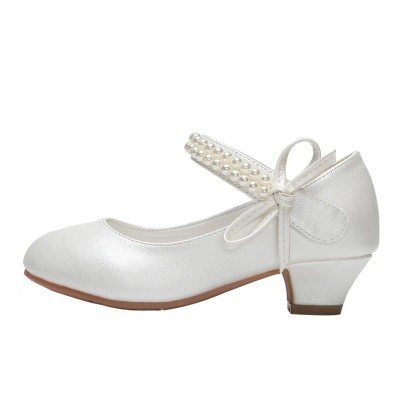 Eleganckie białe pantofelki komunijne dla dziewczynki z perłowym połyskiem, paskami z perełek i ozdobną kokardą.