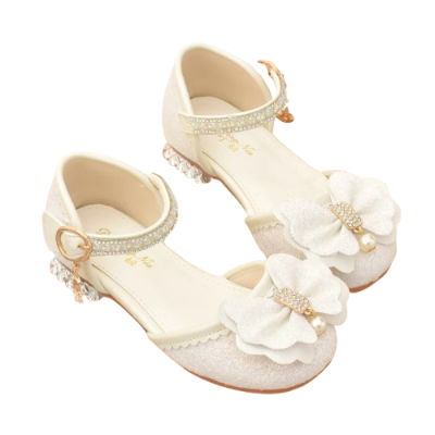 Białe brokatowe buty komunijne dla dziewczynki z dużą ozdobną kokardą, perłą i błyszczącym paskiem z cyrkonii.