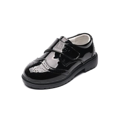 Czarne wizytowe półbuty dziecięce z eko-skóry PU na grubiej podeszwie z opcjami sznurowania i rzepów.