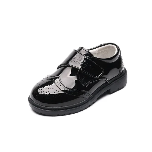 Czarne wizytowe półbuty dziecięce z eko-skóry PU na grubiej podeszwie z opcjami sznurowania i rzepów.