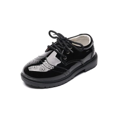 Czarne wizytowe półbuty dziecięce z eko-skóry PU na grubiej podeszwie z opcjami sznurowania i rzepów.