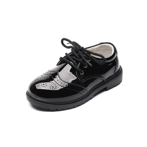 Czarne wizytowe półbuty dziecięce z eko-skóry PU na grubiej podeszwie z opcjami sznurowania i rzepów.
