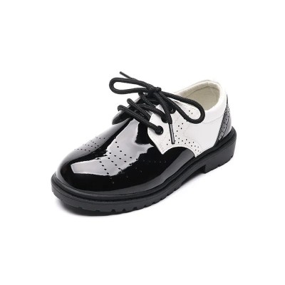 Czarno-białe wizytowe półbuty dziecięce z eko-skóry PU na grubiej podeszwie z opcjami sznurowania i rzepów.