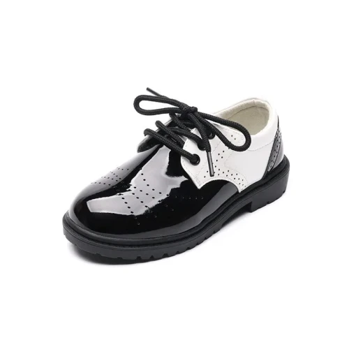 Czarno-białe wizytowe półbuty dziecięce z eko-skóry PU na grubiej podeszwie z opcjami sznurowania i rzepów.