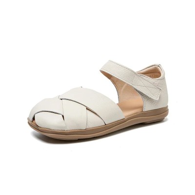 Damskie sandały ze skóry naturalnej w kolorze białym, czarnym i brązowym na zapięcie.