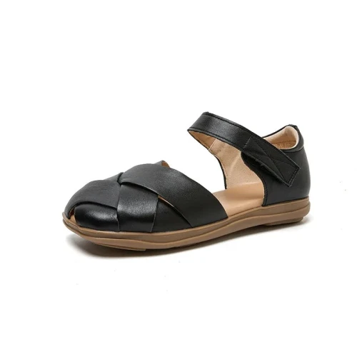 Damskie sandały ze skóry naturalnej w kolorze białym, czarnym i brązowym na zapięcie.