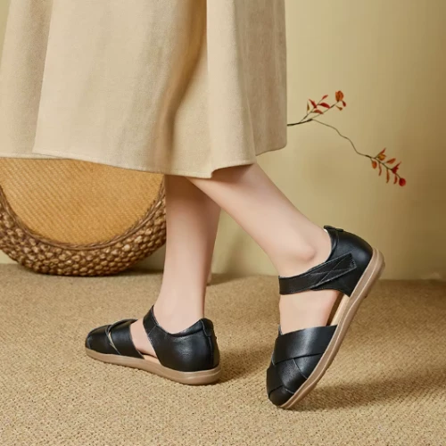 Damskie sandały ze skóry naturalnej w kolorze białym, czarnym i brązowym na zapięcie.