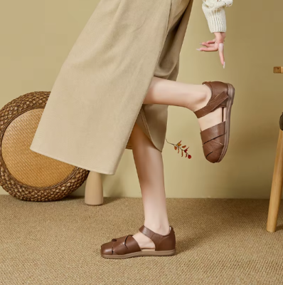 Damskie sandały ze skóry naturalnej w kolorze czarnym i brązowym na grubiej białej podeszwie ze sznurowaniem.