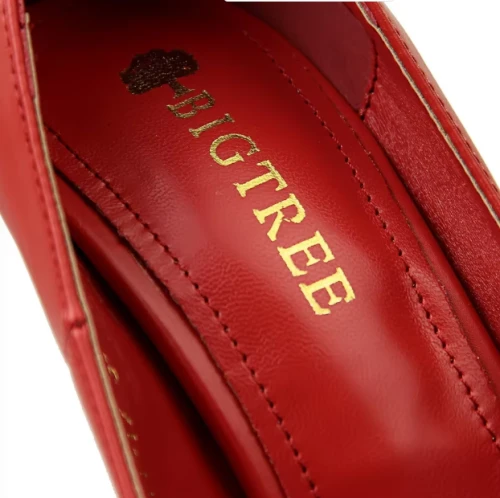 Klasyczne damskie szpilki z eko-skóry z noskiem w szpic i obcasem 7,5 cm dostępne w różnych kolorach.