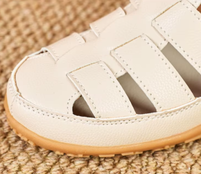 Damskie sandały sportowe z zapięciem na rzep przy kostce.