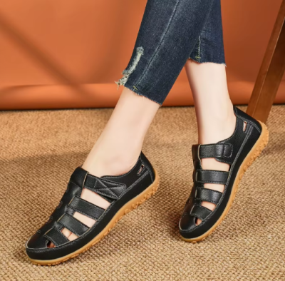 Damskie sandały sportowe z zapięciem na rzep przy kostce.