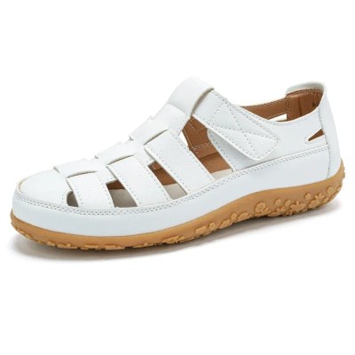 Damskie sandały sportowe z zapięciem na rzep przy kostce.