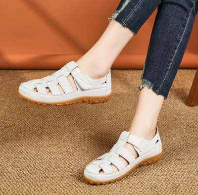 Damskie sandały sportowe z zapięciem na rzep przy kostce.