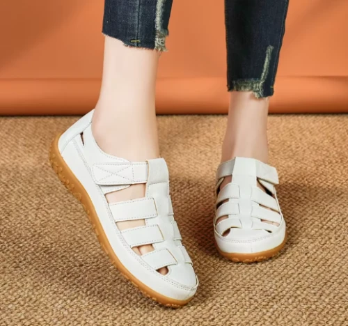 Damskie sandały sportowe z zapięciem na rzep przy kostce.