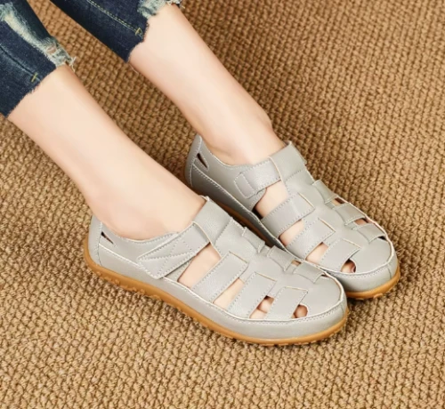 Damskie sandały sportowe z zapięciem na rzep przy kostce.