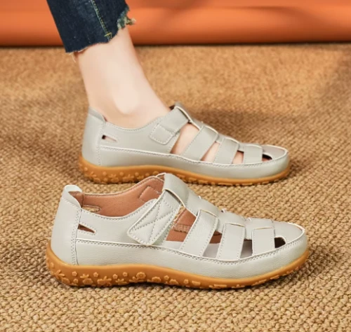 Damskie sandały sportowe z zapięciem na rzep przy kostce.