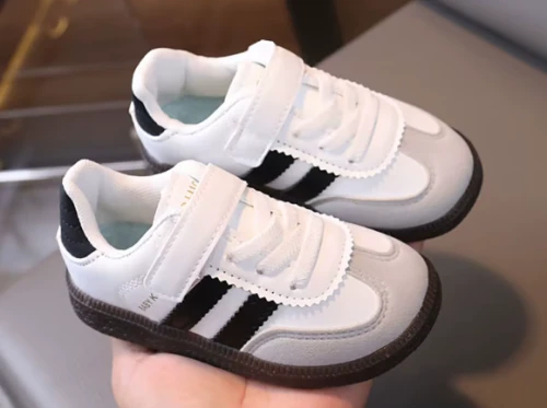 Dziecięce sneakersy zapinane na rzep.