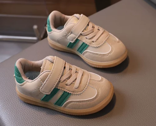 Dziecięce sneakersy zapinane na rzep.