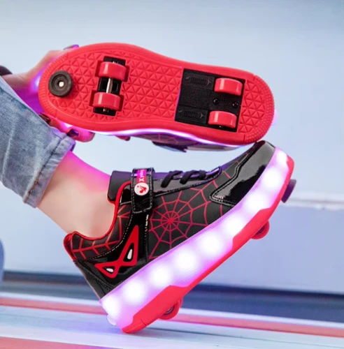 Dziecięce butorolki z kółkami i świecącą podeszwą LED w kolorze czarno-czerwonym, prezentujące mechanizm wysuwania kółek.