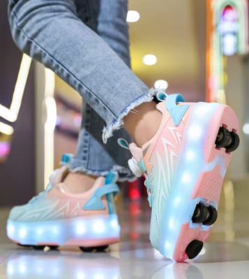 Dziecięce sneakersy z systemem wyciąganych kółek i podświetleniem LED, wyposażone w nowoczesne zapięcie z pokrętłem zamiast sznurowadeł.