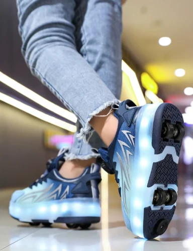 Dziecięce sneakersy z systemem wyciąganych kółek i podświetleniem LED, wyposażone w nowoczesne zapięcie z pokrętłem zamiast sznurowadeł.