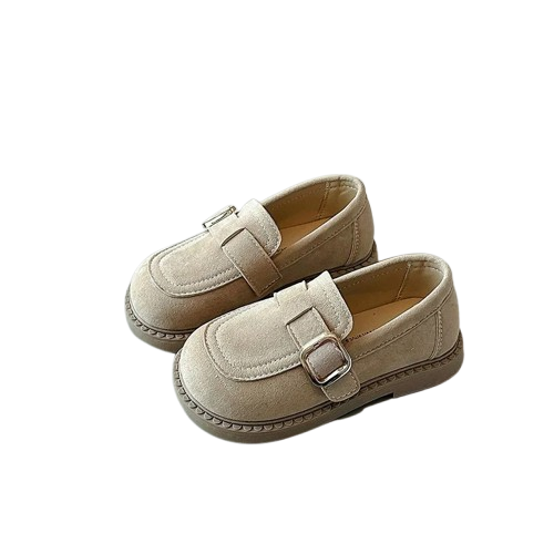 Zamszowe mokasyny dla dziewczynki z ozdobnym paskiem i prostym złotym elementem, dostępne w kolorze brązowym i beżowym.