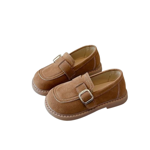 Zamszowe mokasyny dla dziewczynki z ozdobnym paskiem i prostym złotym elementem, dostępne w kolorze brązowym i beżowym.