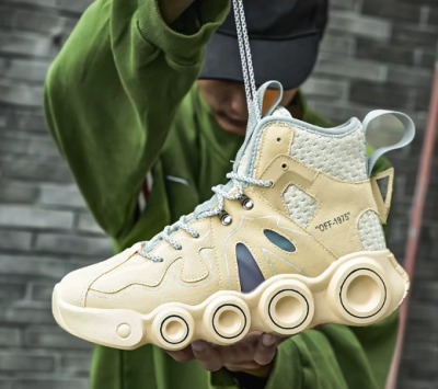 Męskie buty do koszykówki z wysoką cholewką i unikalną podeszwą z okrągłymi elementami amortyzującymi, dostępne w trzech wariantach kolorystycznych.